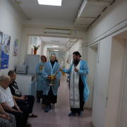 Батюшка и прихожане привезли пациентам Артемовской ЦРБ освященную воду