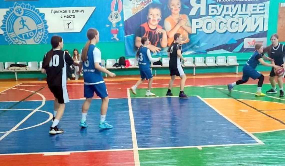 Девчонки упорно боролись за победу в баскетбольном турнире