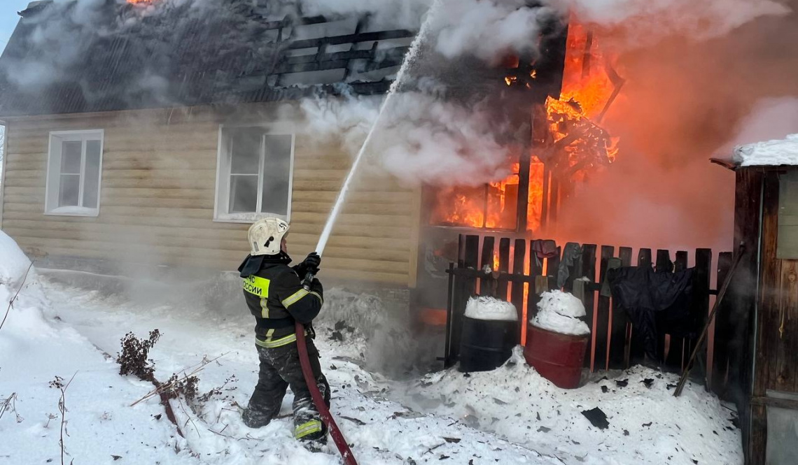 Пожар в Артемовском полыхал на 160 «квадратах». Пострадал большой жилой дом, сгорели постройки