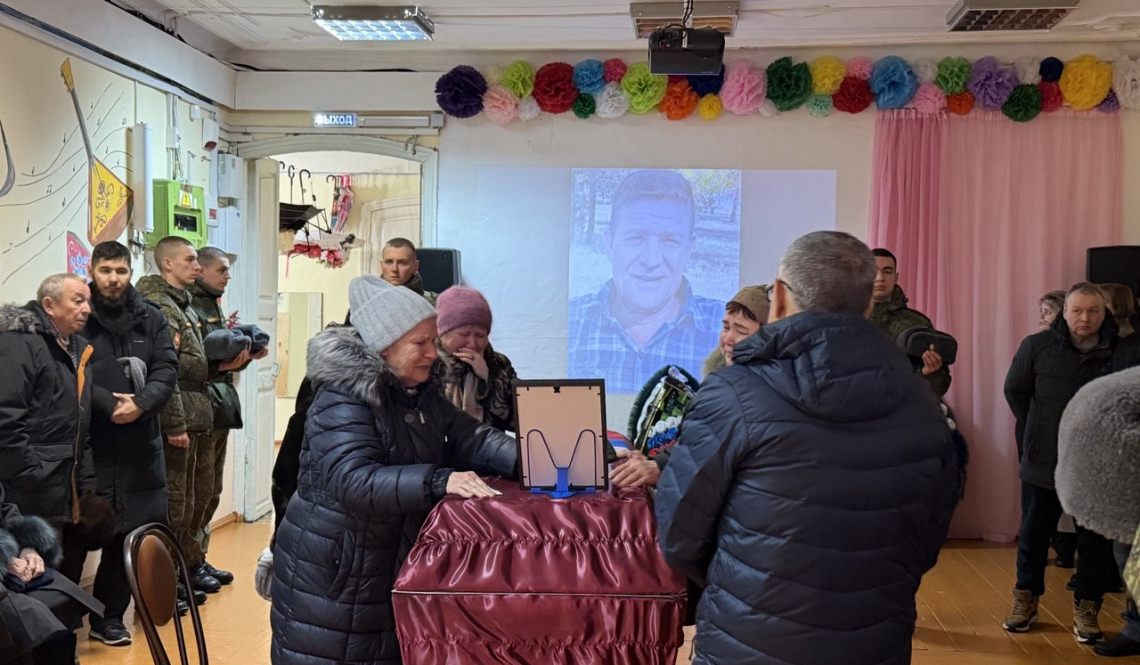 «Ребята воюют, я должен быть с ними». В Красногвардейском попрощались с 54-летним бойцом Радиком Хасановым