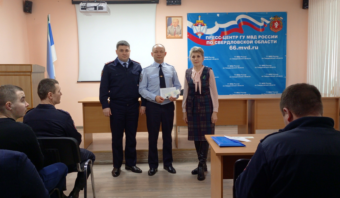 Первое звание, почетное признание. В отделе МВД "Артемовский" поздравили ветеранов и молодежь