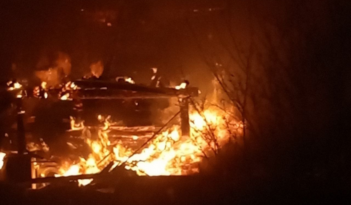 В артемовском поселке Сосновый Бор сгорел дом семьи председателя территориального управления Елены Королевой