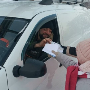 Артемовские дети во время акции ГИБДД вручали свои письма водителям. А взрослые проверяли - нет ли опасных горок