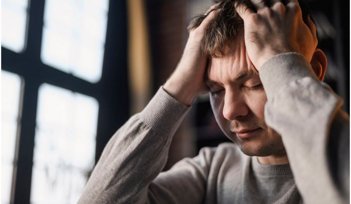 Мужчины не плачут. А зря. Доктор объясняет, как тревога и раздражительность вредят здоровью и что с этим делать