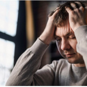 Мужчины не плачут. А зря. Доктор объясняет, как тревога и раздражительность вредят здоровью и что с этим делать