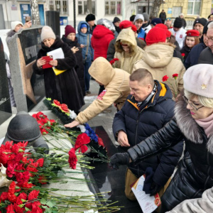 «Вы жизнь под пули подставляли». На митинге в День воина-интернационалиста прозвучало от ветеранов: память передаем внукам