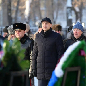 Денис Паслер поздравил свердловчан с Днем защитника Отечества