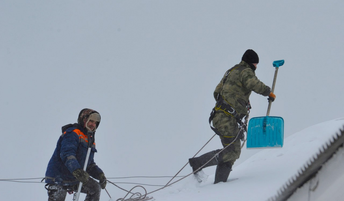 Пришла пора чистить крыши и балконы от снега и наледи. Чья ответственность?