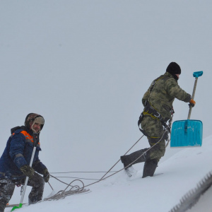 Пришла пора чистить крыши и балконы от снега и наледи. Чья ответственность?