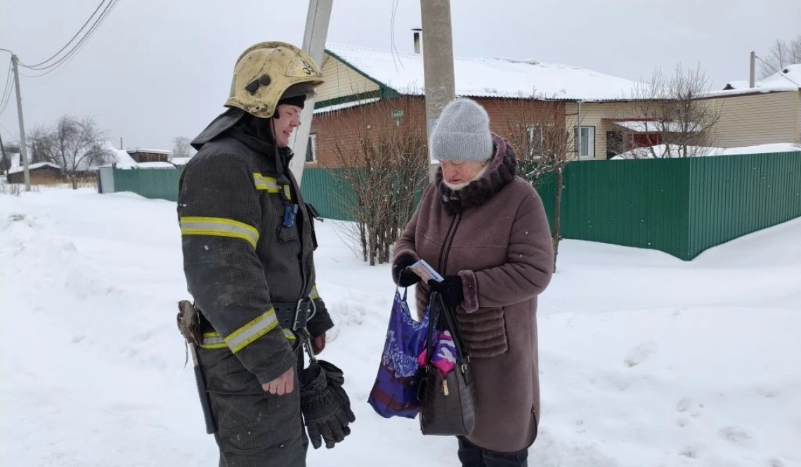 Отопление, кровли и проводку. Пожарные Артемовского проверяют частный сектор