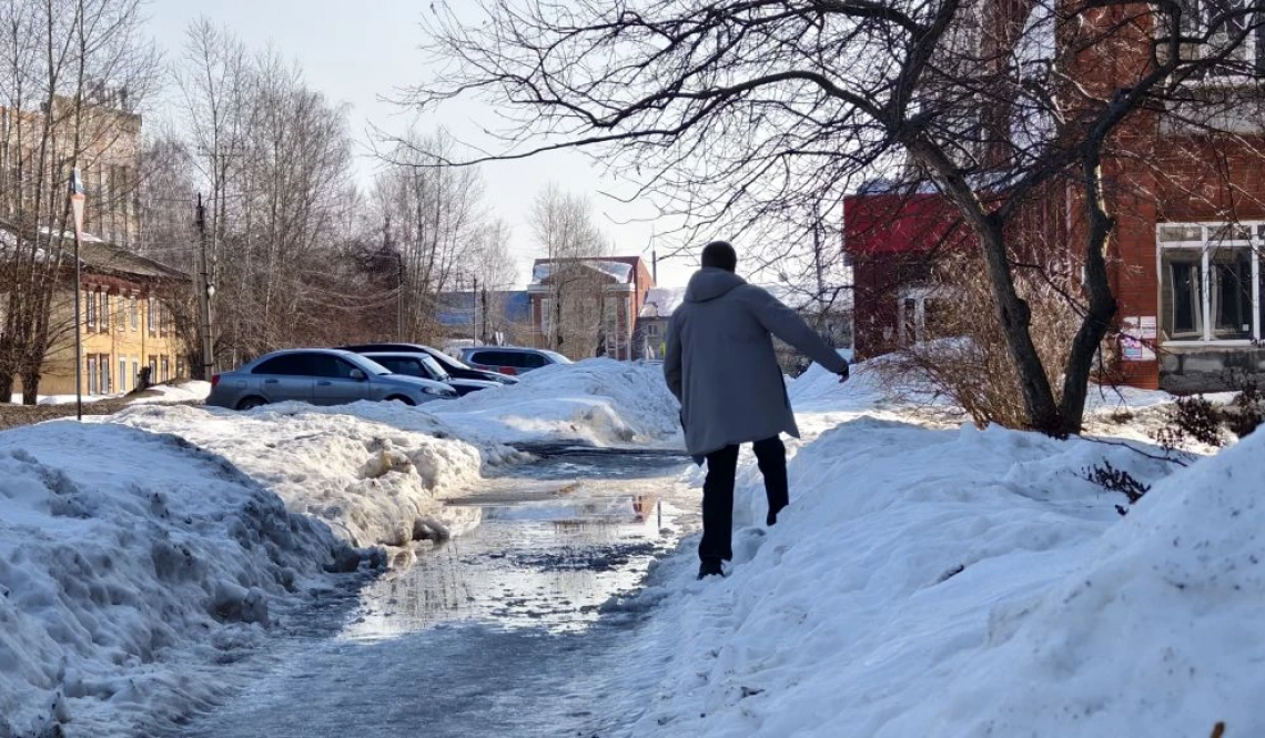 Вал жалоб на завалы. Тающий снег в Артемовском стал стихийным бедствием