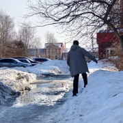 Вал жалоб на завалы. Тающий снег в Артемовском стал стихийным бедствием
