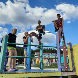 Мамы артемовских школьников, готовимся к летним каникулам! С 1 апреля открывается запись в лагеря