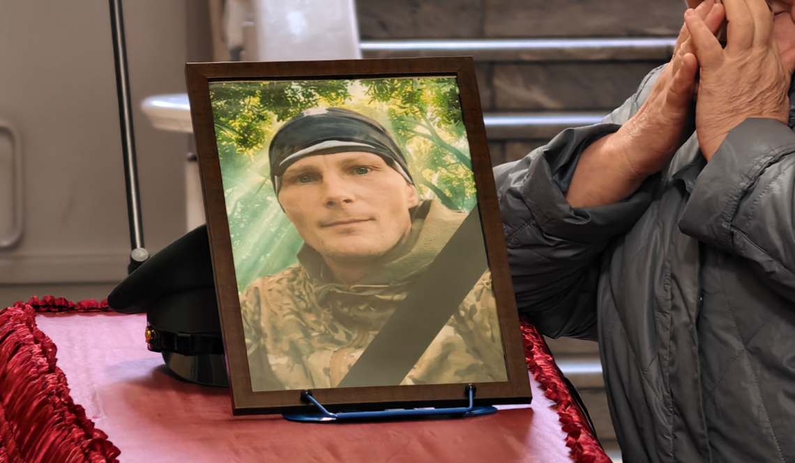 «Любил детей и делал все, чтобы их защитить». Воина Сергея Быстрова проводили в последний путь