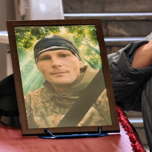 «Любил детей и делал все, чтобы их защитить». Воина Сергея Быстрова проводили в последний путь