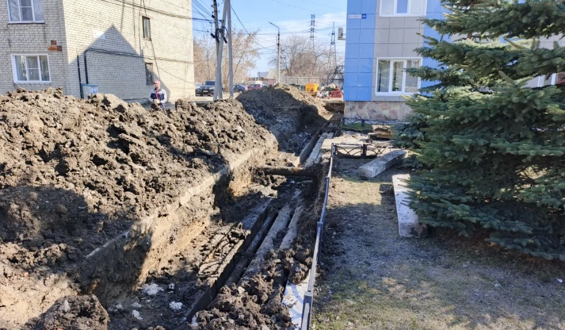 Изношенный участок теплосети меняют на ул. Молодежи в Артемовском