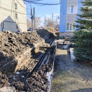 Изношенный участок теплосети меняют на ул. Молодежи в Артемовском