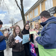 Вместе за здоровый образ жизни! Волонтеры агитировали за него на улицах Артемовского