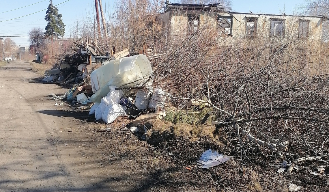 "Спецавтобаза": строительный мусор и ветки с площадок не вывозим! Только коммунальные отходы"