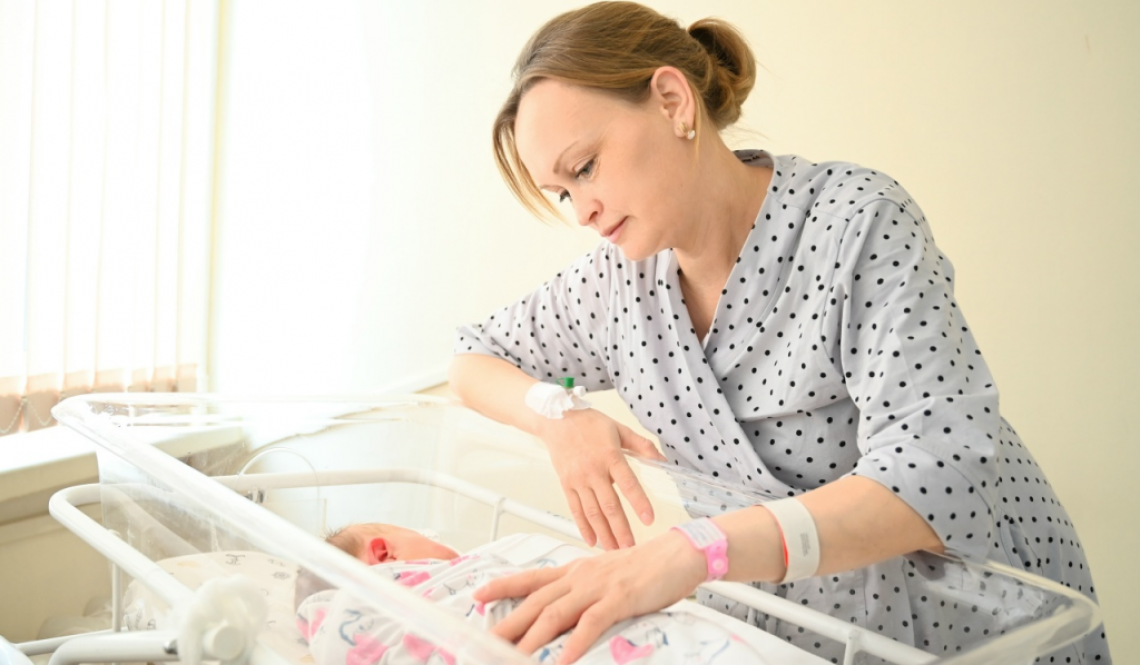 Розовый браслет спустя 14 лет: у мамы из Артемовского долгожданная малышка появилась на свет в роддоме ГКБ № 14