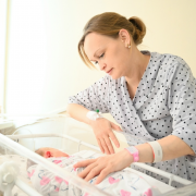 Розовый браслет спустя 14 лет: у мамы из Артемовского долгожданная малышка появилась на свет в роддоме ГКБ № 14