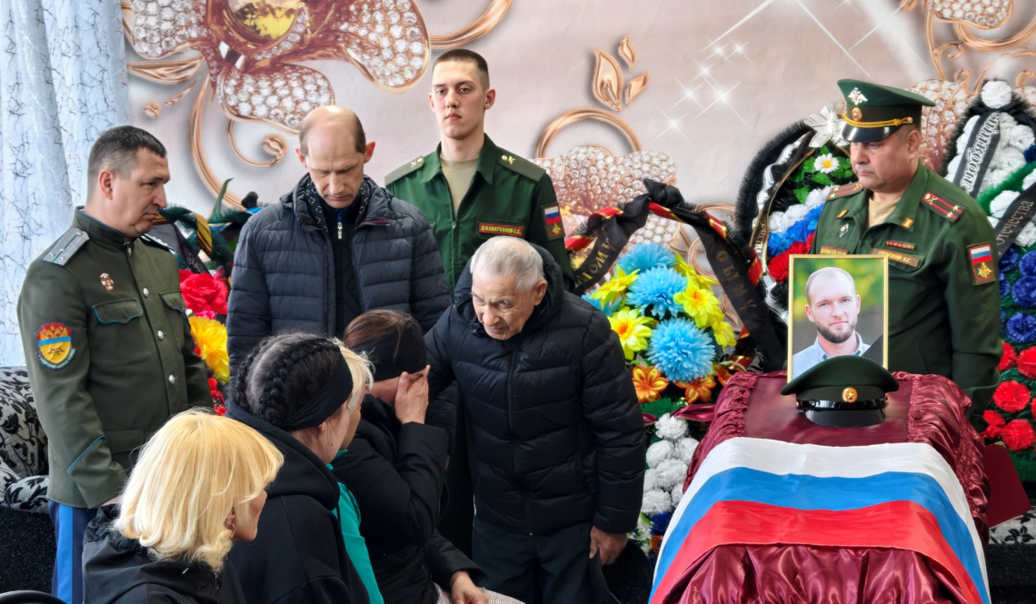 «Он был образцом во всем!» Воина Сашу Воронова провожали земляки в Покровском