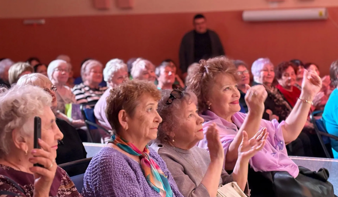Магия русской гармошки и песни. В ГЦД «Горняк» артемовские зрители пели вместе с артистами