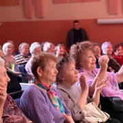 Магия русской гармошки и песни. В ГЦД «Горняк» артемовские зрители пели вместе с артистами