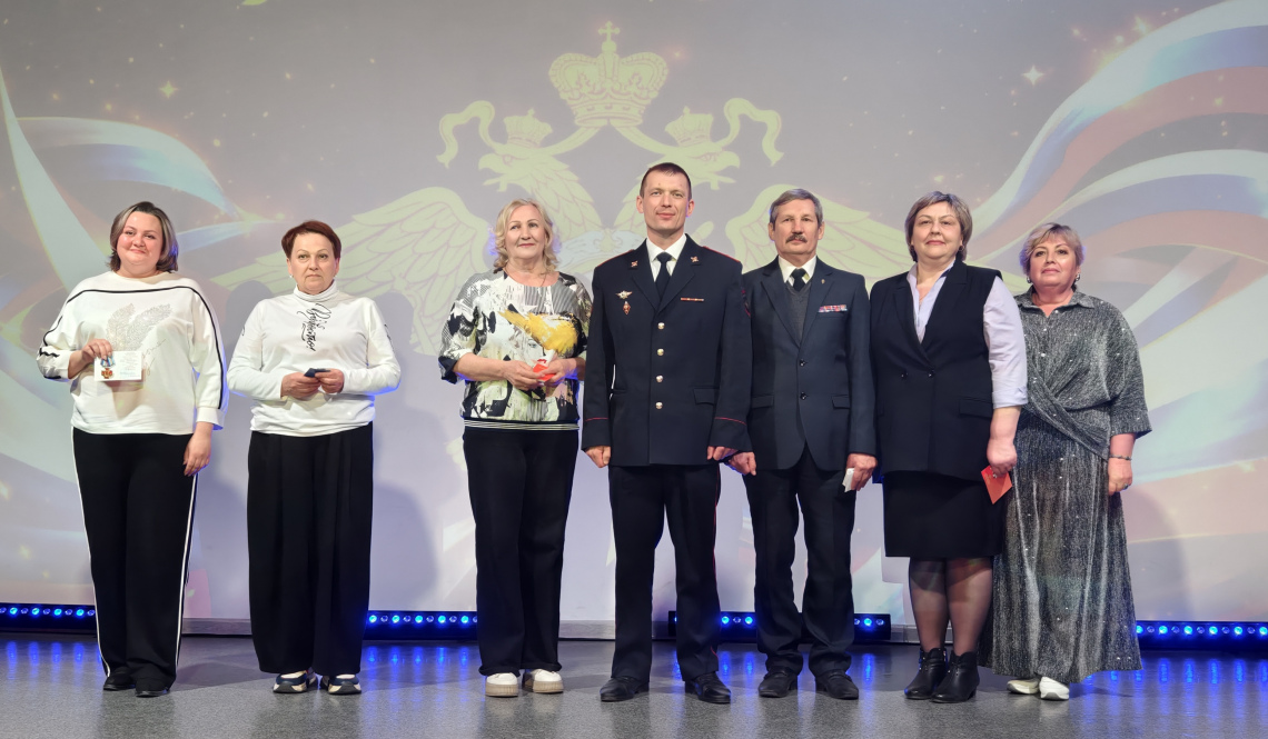 Встречи друзей, звуки гимна, блеск медалей, улыбки детей: в Артемовском чествовали ветеранов МВД