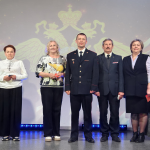 Встречи друзей, звуки гимна, блеск медалей, улыбки детей: в Артемовском чествовали ветеранов МВД