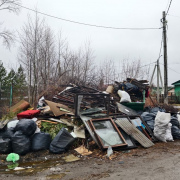Представьте, что это домашнее мусорное ведро. И не бросайте отходы мимо контейнера на площадке