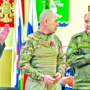 В администрации Артемовского вручили награды участникам СВО