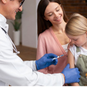 Прививка ребенку: делать или нет? Специалисты отвечают на вопросы