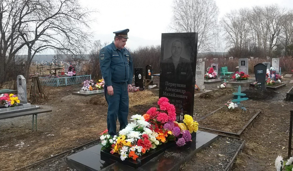 «Он остался на посту»: память о прапорщике Первушине хранят пожарные Артемовского