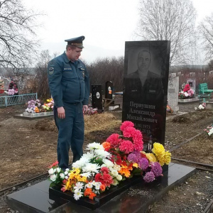 «Он остался на посту»: память о прапорщике Первушине хранят пожарные Артемовского