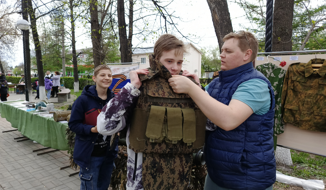 И бронежилет примерили, и солдатской каши отведали. В сквере Победы интерактивные площадки объединили поколения артемовцев