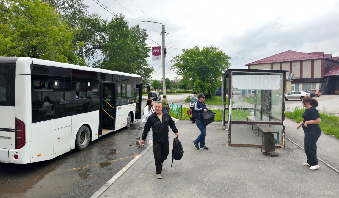 Не по ГОСТу — значит переделывать! В Артемовском автобусную остановку «Рынок» ждет обновление 