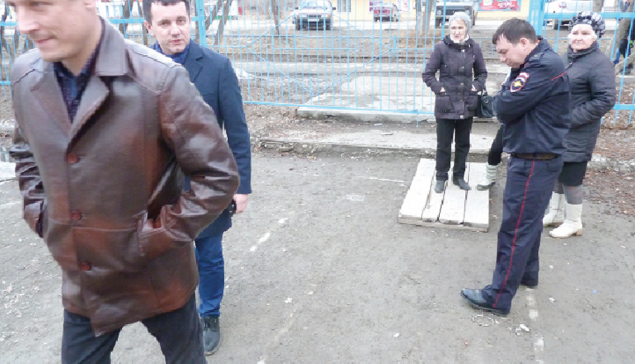 Депутат думы АГО С. Юсупов и пиарщик В. Хвостов (второй слева) пытались обвинить наблюдателя в незаконной агитации. Не вышло