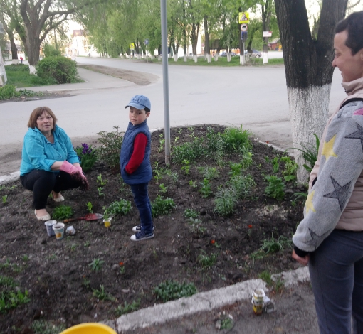 Татьяна Зяблова, 5-летний Степан и Светлана Симонова шефствуют над клумбой в центре города. Фото: Ирина Ирлина, "ЕВ"