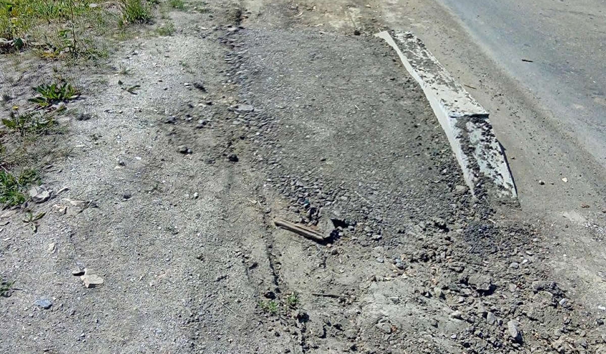 В селе Артемовского района появился тротуар-недоразумение.