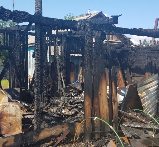 Пожар на Буланаше оставил хозяев без надворных построек и с баней без крыши.  