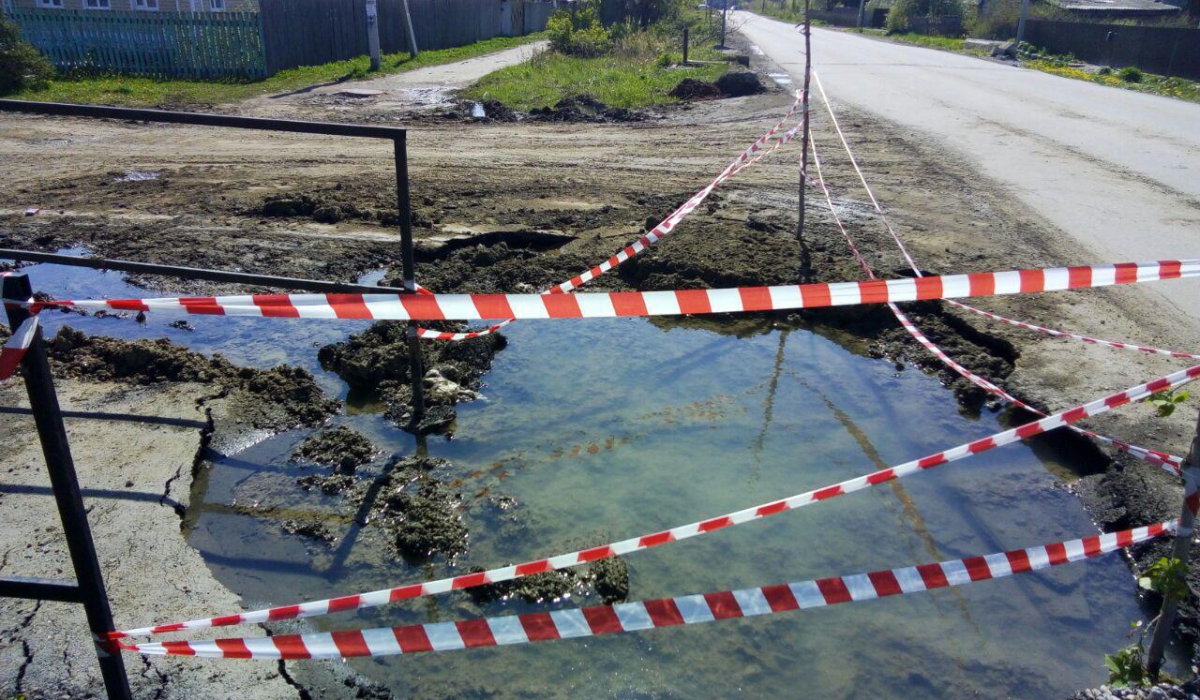 Недавно водяникам пришлось устранять порыв на перекресике ул. Первомайская-Красный Луч и вот новая утечка. Город снова сидит без воды.