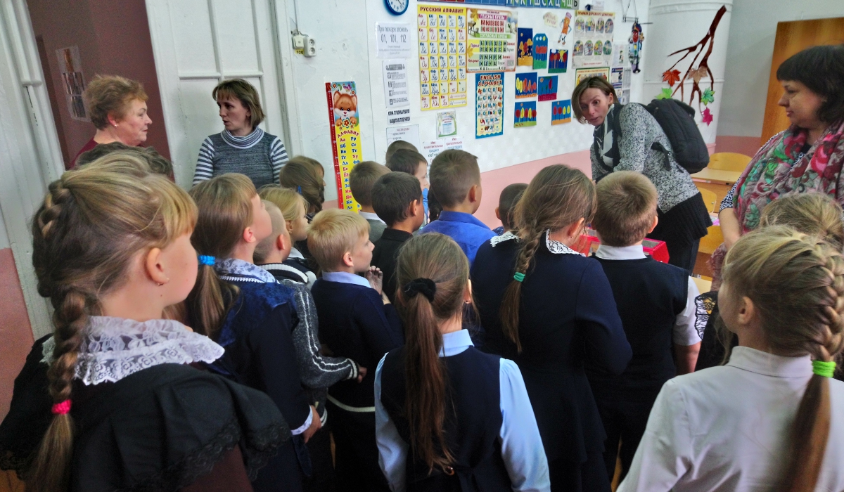 Офис-менеджер редакции Ирина Медведева провела розыгрыш части призов в школе Б.Трифоново
