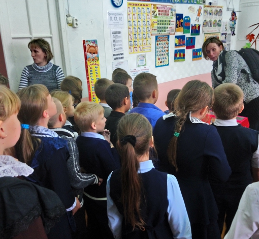 Офис-менеджер редакции Ирина Медведева провела розыгрыш части призов в школе Б.Трифоново