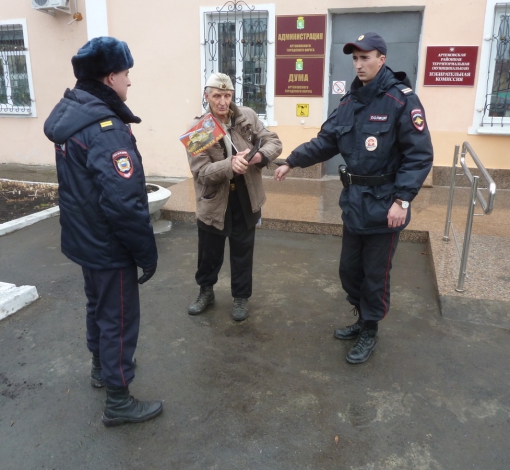Сергея Никитина приковали наручниками  в полицейскому прямо у дверей администрации.