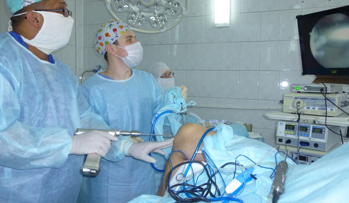 Операцию проводили с помощью современного оборудования. Накануне вечером была операция, а утром пациент уже ходил без костылей