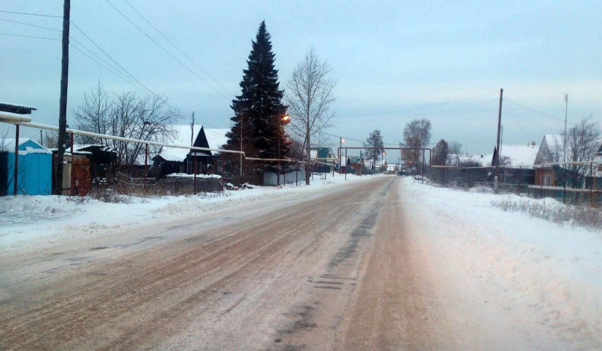На дорогах поселка по маршруту общественного транспорта  - колеи, наледь, снег. 