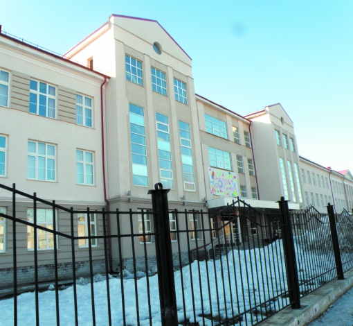 Как говорят в администрации Артемовского, педагоги из школы 56 (на снимке) будут ездить на уроки в Незевай.