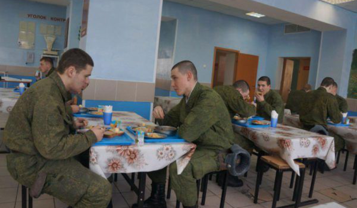Служба в армии нынче - не то, что прежде! В столовой ракетной чамсти в п. Кытлым Свердловской области
