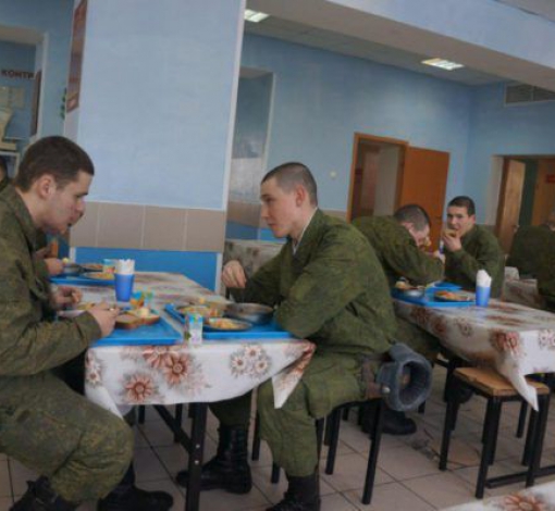 Служба в армии нынче - не то, что прежде! В столовой ракетной чамсти в п. Кытлым Свердловской области